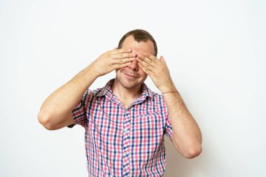 Adam yüzünü kapatıyor.