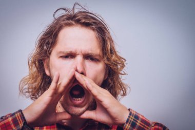 Gri arka plandaki adam