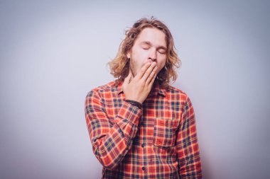 Gri arka plandaki adam