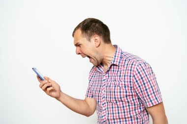 Akıllı telefonu olan bir adam.