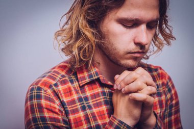 Gri arka plandaki adam