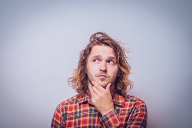 Gri arka plandaki adam