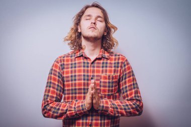 Gri arka plandaki adam