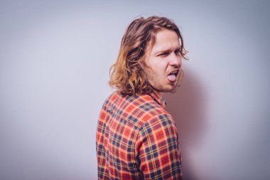 Gri arka plandaki adam