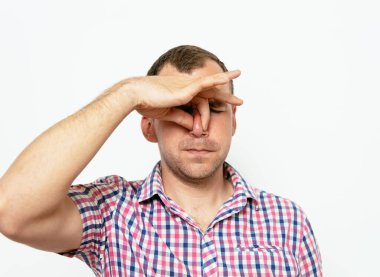 Leş gibi kokuyor. Adamın burnunu kapatır.