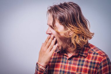 Gri arka plandaki adam