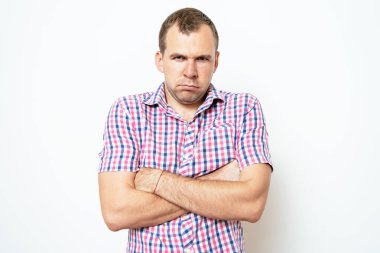 Kollarını kavuşturmuş bir adamın portresi.