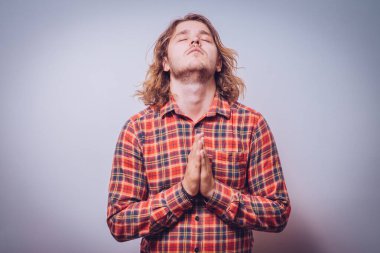 Gri arka plandaki adam