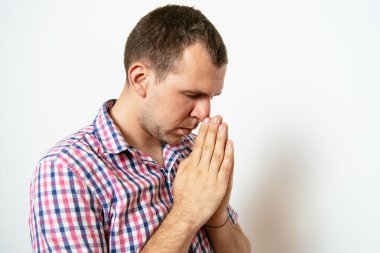 Stüdyoda poz veren adam