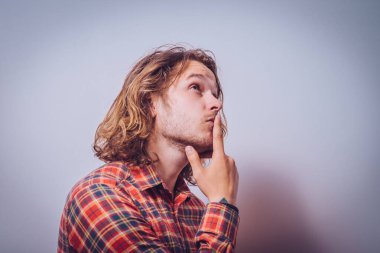 Gri arka plandaki adam