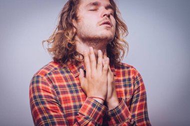 Gri arka plandaki adam