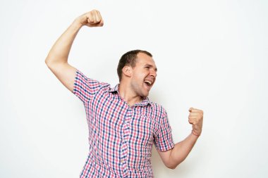 Neşeli, çok mutlu bir adam.