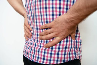 Stüdyoda poz veren adam