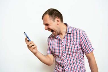 Akıllı telefonu olan bir adam.