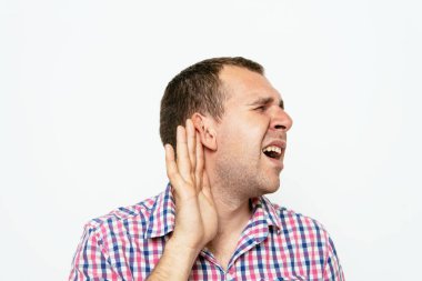 Kulak misafiri olur, dinlemeye çalışır..