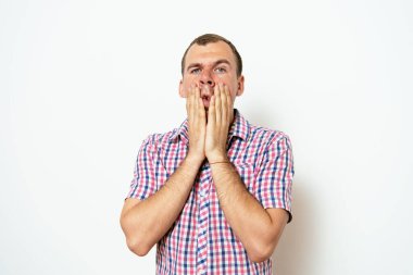 Kafasını elinde tutan genç bir iş adamı