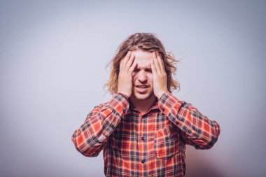 Gri arka plandaki adam