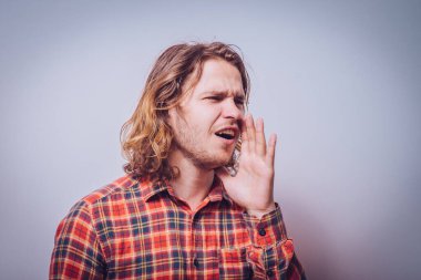 Gri arka plandaki adam