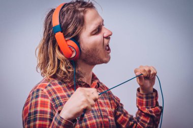 Gri arka plandaki adam