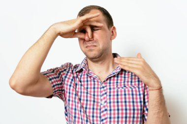 Leş gibi kokuyor. Adamın burnunu kapatır.