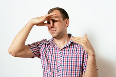 Leş gibi kokuyor. Adamın burnunu kapatır.