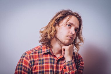 Gri arka plandaki adam