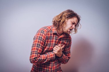 Kalp krizi geçiren bir adam.