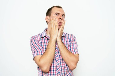 Stüdyoda poz veren adam