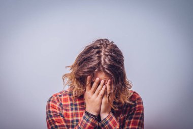 Adam yüzünü kapatıyor.