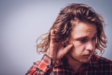 Kulak misafiri olur, dinlemeye çalışır..