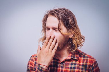 Gri arka plandaki adam