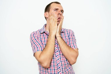 Stüdyo arka plandaki adam