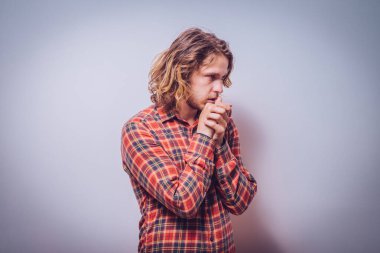 Stüdyo arka plandaki adam