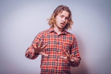 Adam korkudan korkuyor.