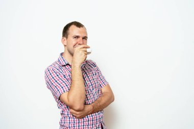 Stüdyo arka plandaki adam