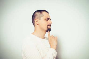 Adam stüdyo geçmişine karşı düşünüyor.