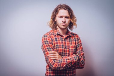 Kollarını kavuşturmuş bir adamın portresi.