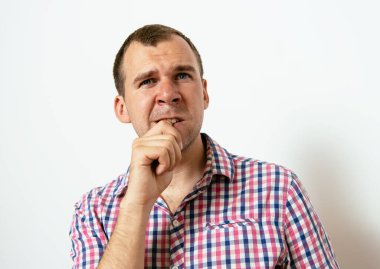 Adam stüdyo geçmişine karşı düşünüyor.