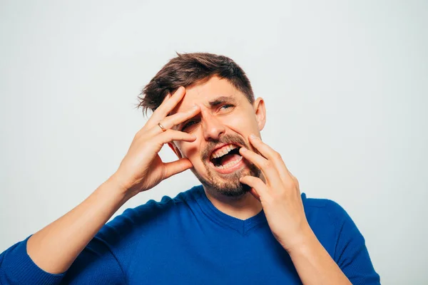 Desesperación Hombre Contra Fondo Estudio — Foto de Stock