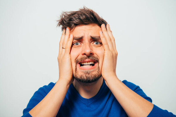 Отчаянный человек на фоне студии