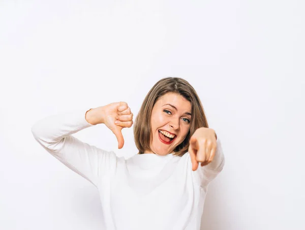 Mujer Mostrando Gesto Pulgar Hacia Abajo — Foto de Stock