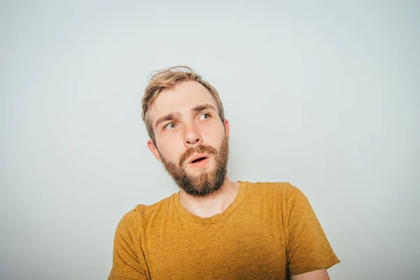 Hombre Sorprende Contra Fondo Del Estudio — Foto de Stock