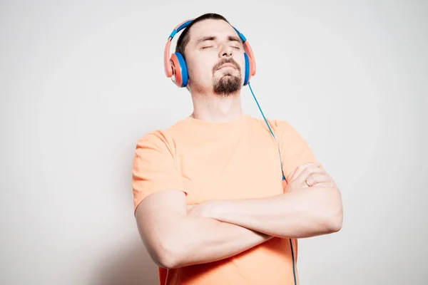 Mann Mit Kopfhörer Vor Studiohintergrund — Stockfoto