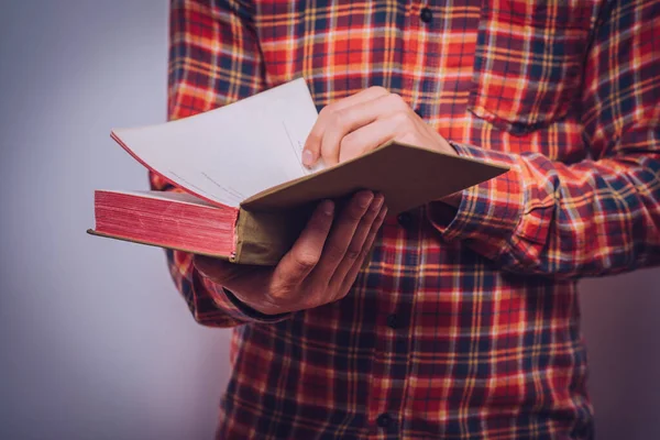 Man Met Een Boek — Stockfoto