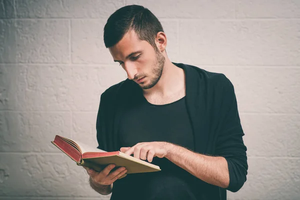 Man Met Een Boek Tegen Studioachtergrond — Stockfoto