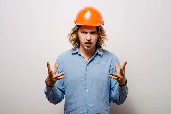 Porträt Eines Wütenden Männlichen Bauarbeiters Sicherheitsausrüstung — Stockfoto