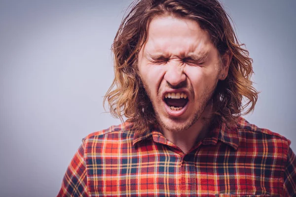 Stüdyo arka plandaki adam