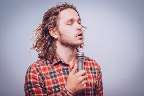 Hombre Guapo Cantando Micrófono Retrato Emocional Chico Atractivo Fondo Gris — Foto de Stock