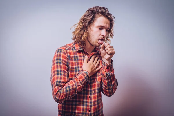 Stüdyoda poz veren adam