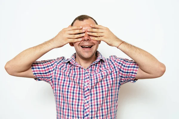 Mand Lukker Øjnene Med Sine Hænder - Stock-foto